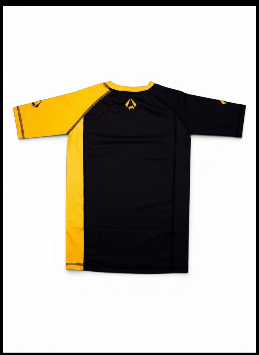 Rashguard de criança Penta Kimonos preta e amarela em lycra respirável para treinos de artes marciais
