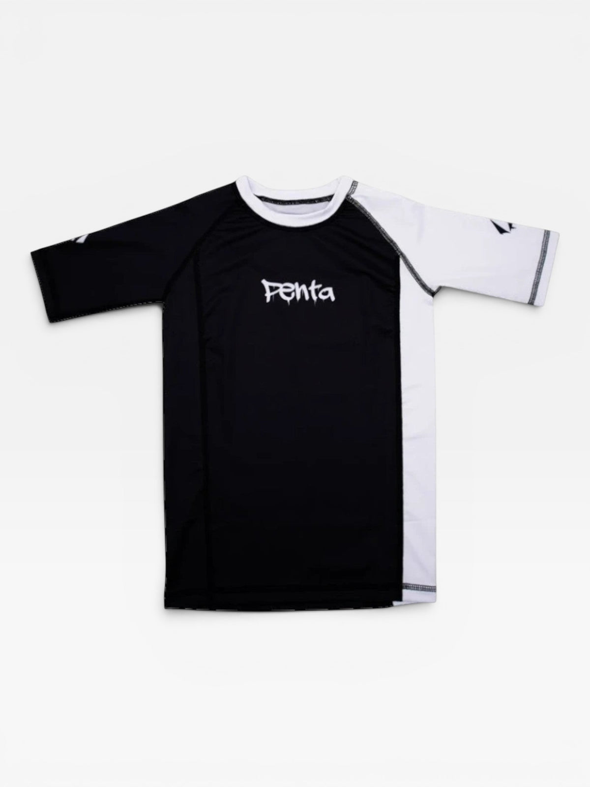 Rashguard Penta Kimonos para criança em preto e branco, feita de lycra flexível e respirável para treinos de artes marciais.