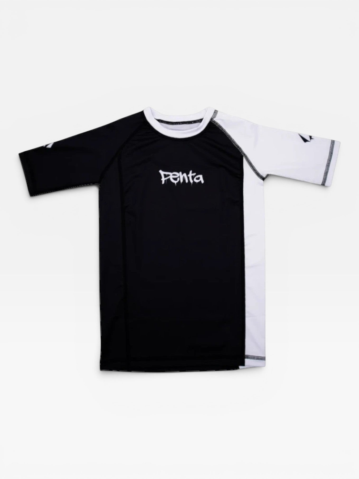 Rashguard Penta Kimonos para criança em preto e branco, feita de lycra flexível e respirável para treinos de artes marciais.